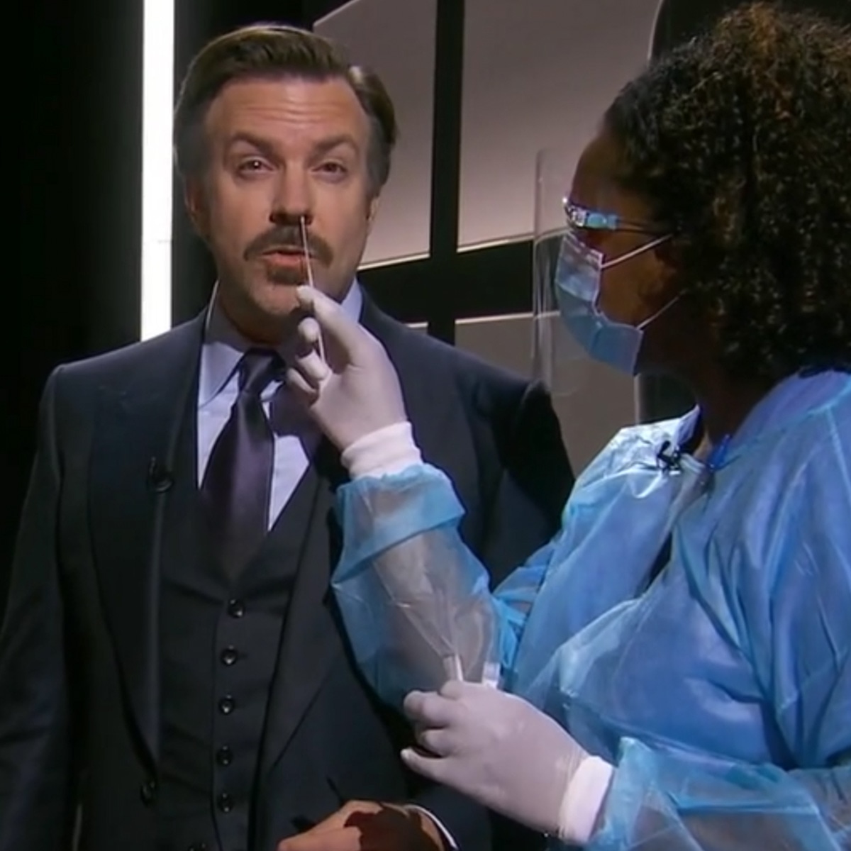 Jason Sudeikis Receives Covid Test At Emmys And We Can T Look Away E Online Deutschland
